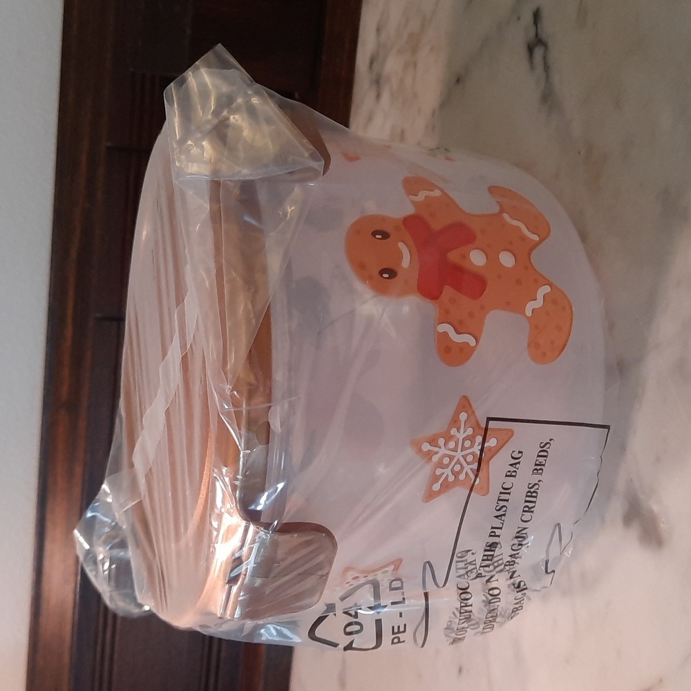 NWT.  Lock&Lock 44 oz Container GINGERBREAD MEN